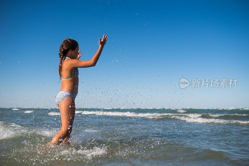 飞溅的海水。