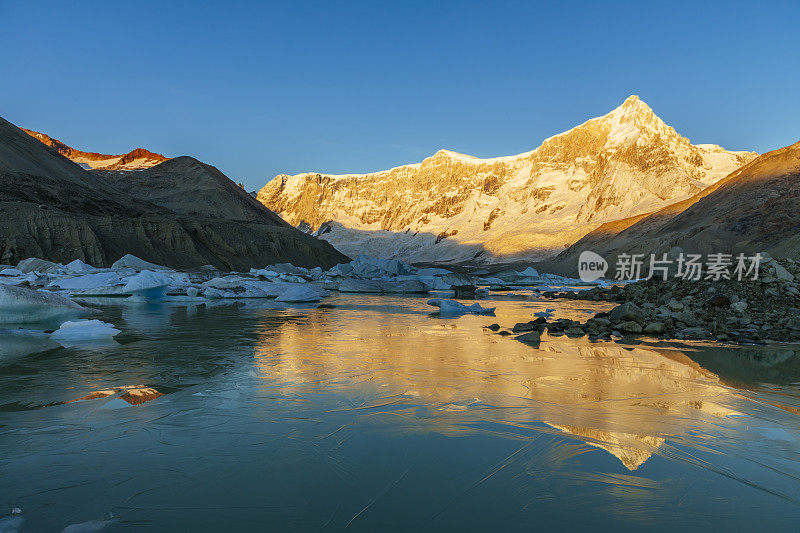 黎明时分，圣洛伦佐山东脸倒映在冰湖上