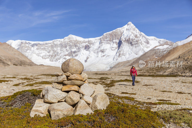 一位女士在圣洛伦索山前徒步旅行