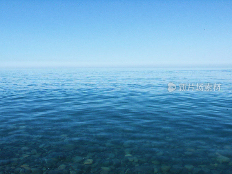 平滑的光运动模糊的海景