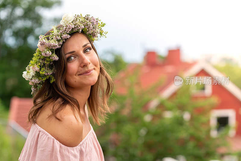 在瑞典的仲夏，一个妇女戴着自制的花冠