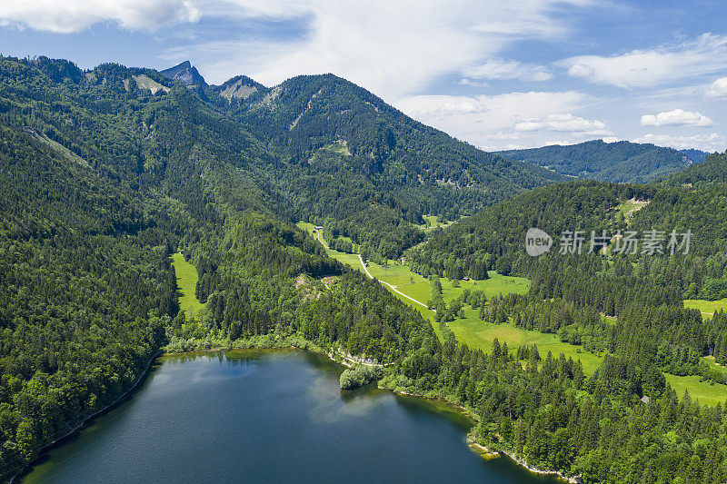 奥地利施瓦辛格湖和沙夫伯格山的鸟瞰图