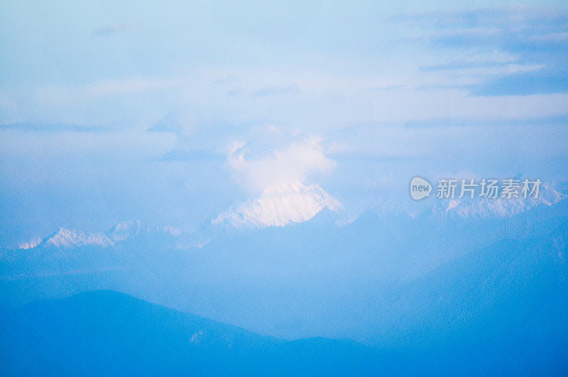 成都龙泉山脉日出时的美丽云景