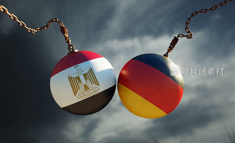 破坏球纹理与埃及和德国国旗在黑暗的暴风雨的天空
