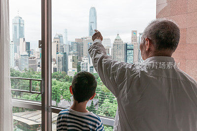 资深建筑商向孙子介绍香港