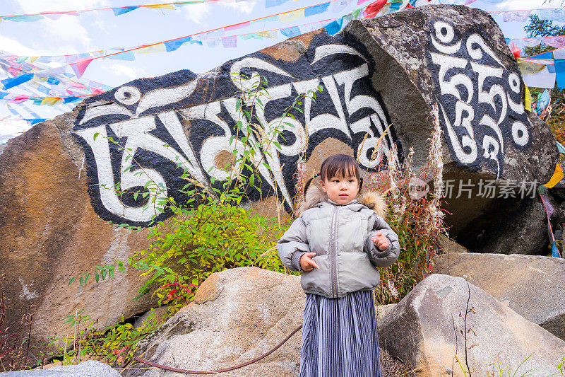 一个藏族文化的小女孩