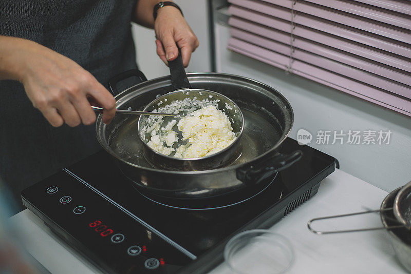 学生煮沸大豆蜡混合物