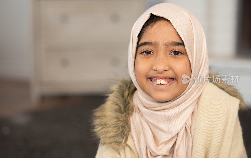 年轻的穆斯林女孩肖像库存照片