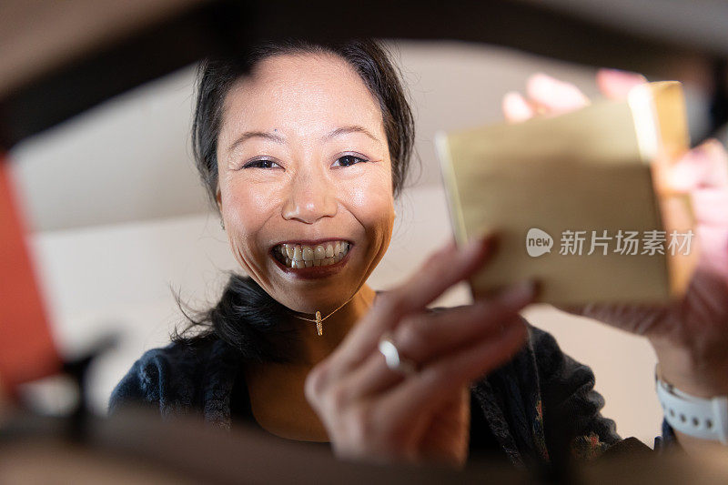 女人打开礼物