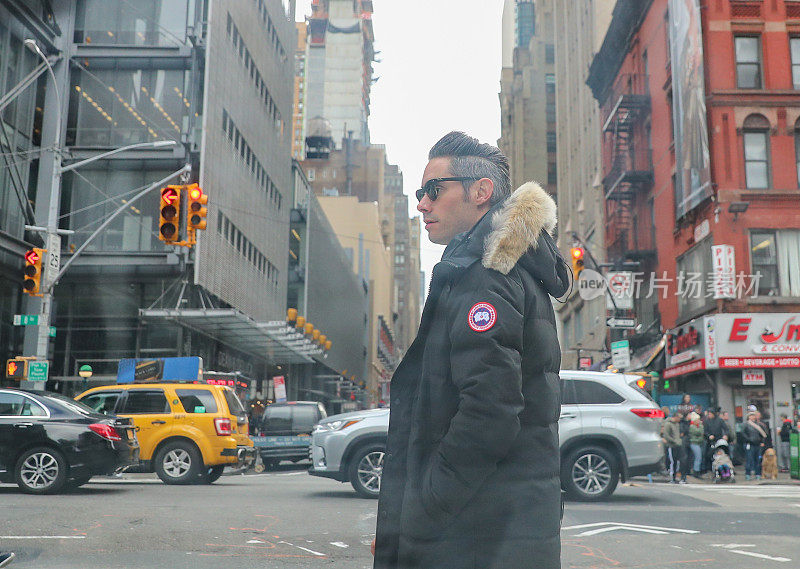 纽约穿着加拿大鹅黑夹克的男人