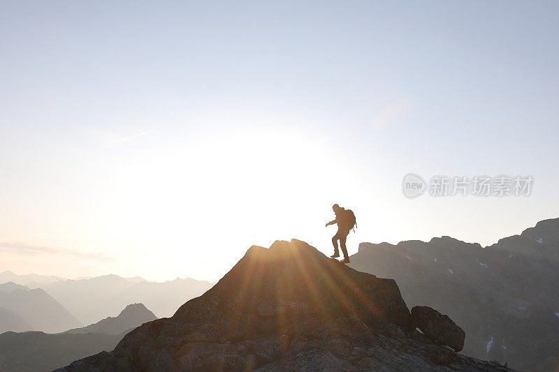 男徒步者登上山顶，日出