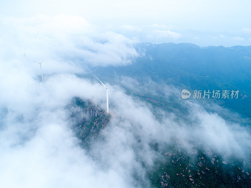 鸟瞰图风力涡轮机在阳光明媚的早晨