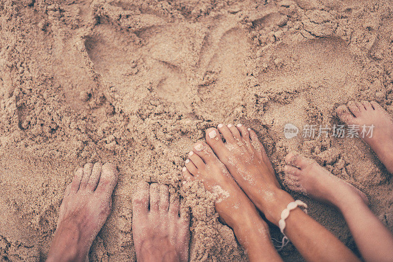 人们的脚在沙滩上