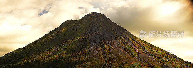 阿里纳斯火山，阳光透过晚霞照耀