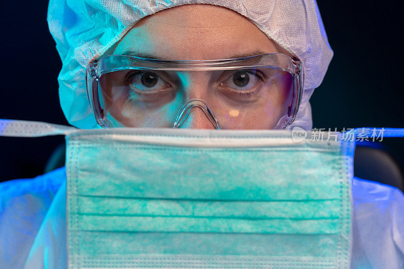 实验室科学家拿着N95防护面罩，特写