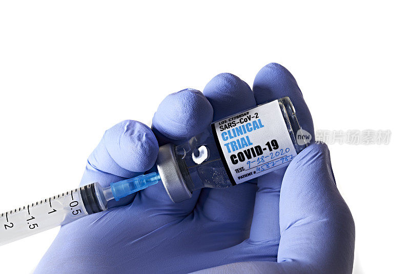 临床试验-疫苗:Covid-19冠状病毒，白色背景上带注射器的小瓶。