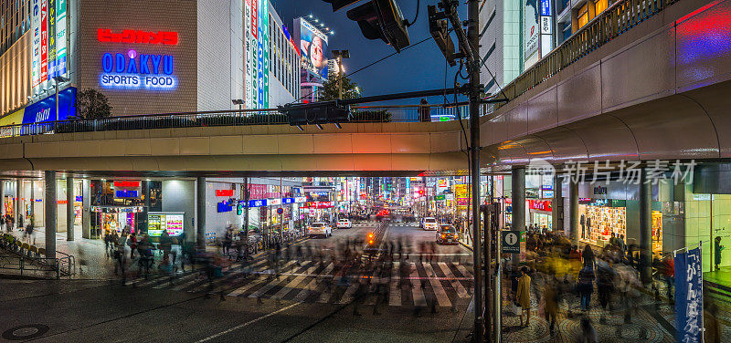 东京拥挤的城市街道霓虹夜景日本新宿商店