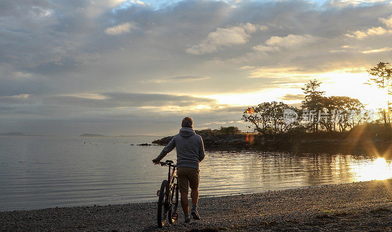 日出时，人们在海滩上骑自行车