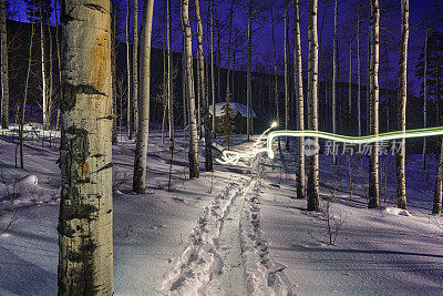 带头灯的夜间滑雪旅游