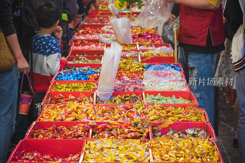 台湾台北市大道城迪化街春节市场上陈列的各种糖果