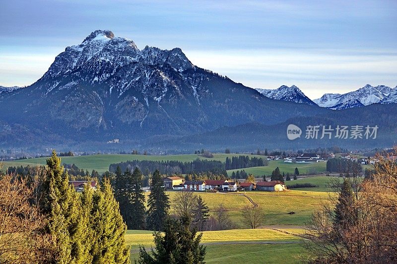 全景视图的啤酒花säuling在背景。Ost-Allgau,巴伐利亚,德国。