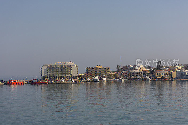 希腊爱琴海的希奥斯岛码头上的船只