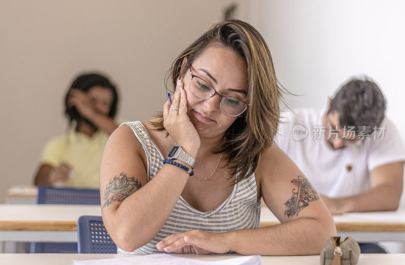 一名巴西大学生正在做学校考试，一脸优柔寡断的表情