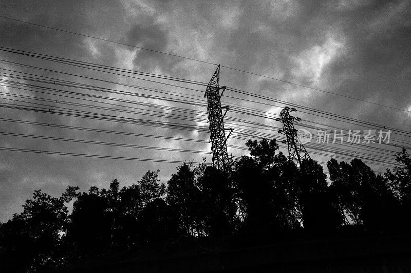 电力线路和输电塔，日落时的电网