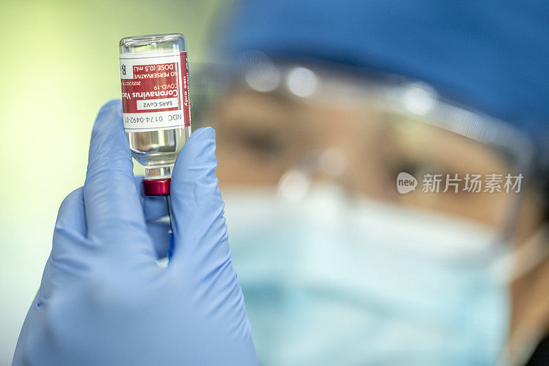 亚洲医疗专业人员正在密切关注一个新冠肺炎疫苗瓶