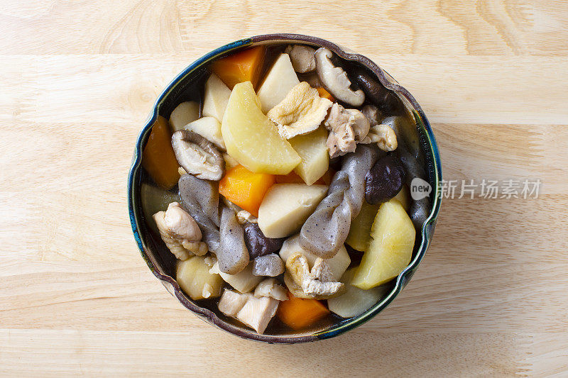 日本料理，健康蔬菜和炖鸡食谱。芋头:由胡萝卜、萝卜等做成。