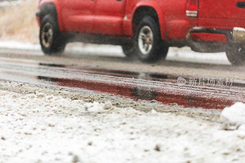 在冰雪潮湿的道路上驾驶美国西部冬季旅行系列