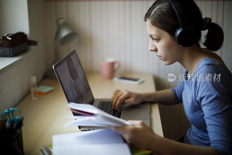 十几岁的女孩在家里学习在线视频课程