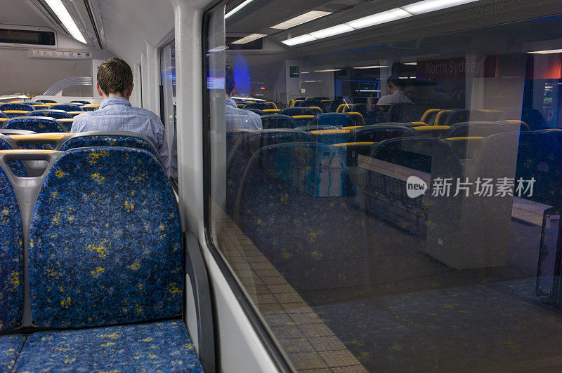 悉尼封锁期间，火车和车站空无一人