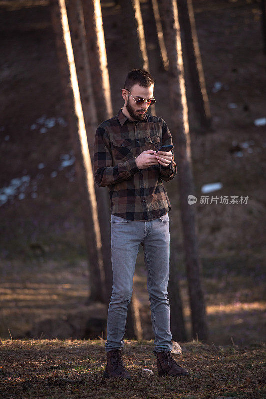 在森林里摆姿势的男人