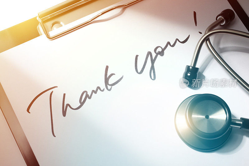 用听诊器写在医生写字板上的感谢字