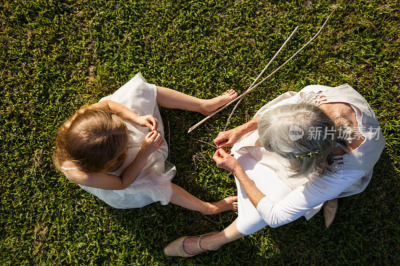 孙女在后院和奶奶在隔离区度过了一段美好的时光