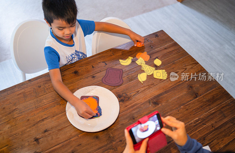 通过视频会议让孩子在家上学。