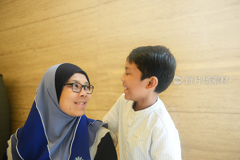 亚洲小男孩和母亲