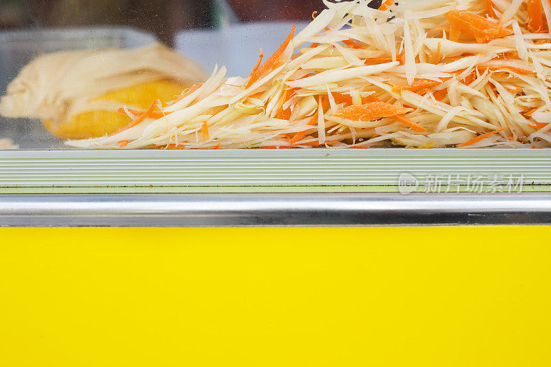 泰式青木汤的配料放在黄色的桌子上