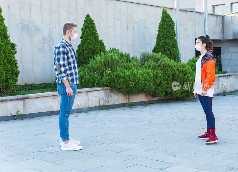 两个人见面时用手肘而不是握手