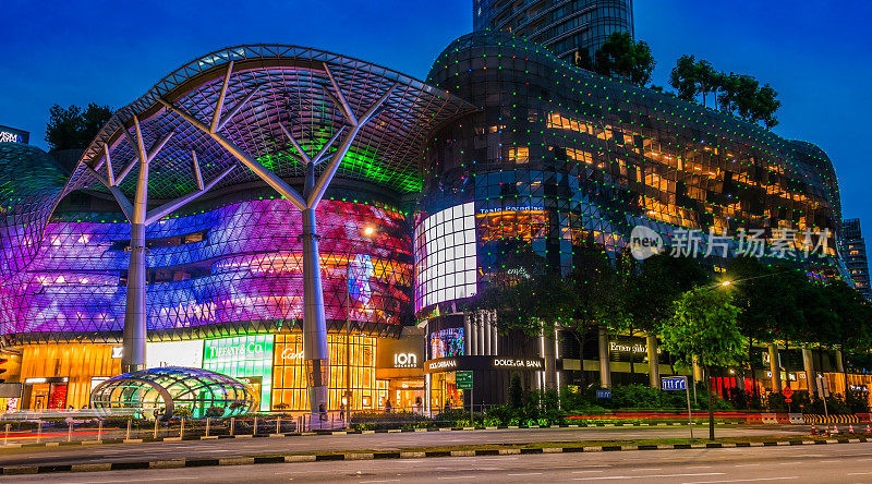 日落后新加坡ION果园购物中心
