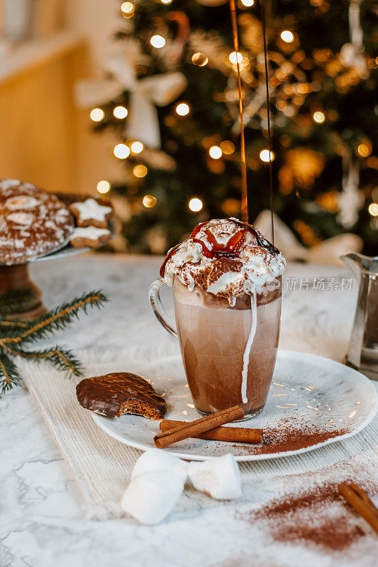 温馨的圣诞热巧克力，棉花糖，饼干和圣诞树
