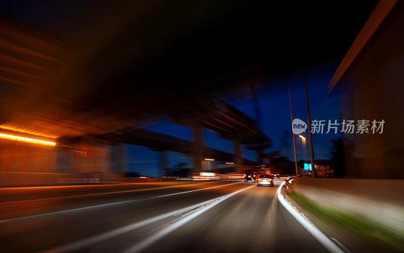 在迈阿密的高速公路桥下开车