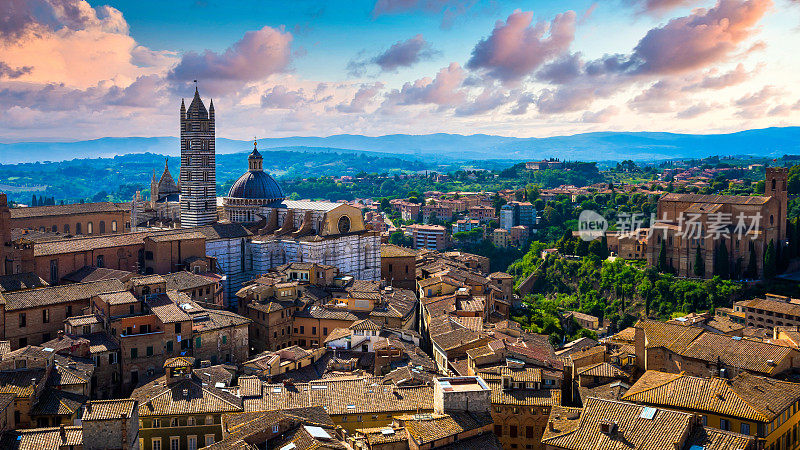 锡耶纳美丽的中世纪小镇在托斯卡纳，圆顶和钟楼锡耶纳大教堂，老城中世纪城市锡耶纳，托斯卡纳，意大利