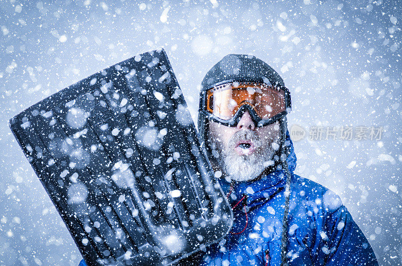 在暴风雪中戴着护目镜和铲子的人