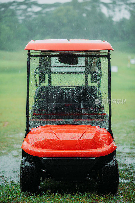 雨天球场上的高尔夫球车