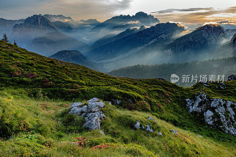 从芒加特山看Montaž和Viš，意大利阿尔卑斯山，Primorska，朱利安阿尔卑斯山，斯洛文尼亚，欧洲山脉的山脊和山峰的层层剪影