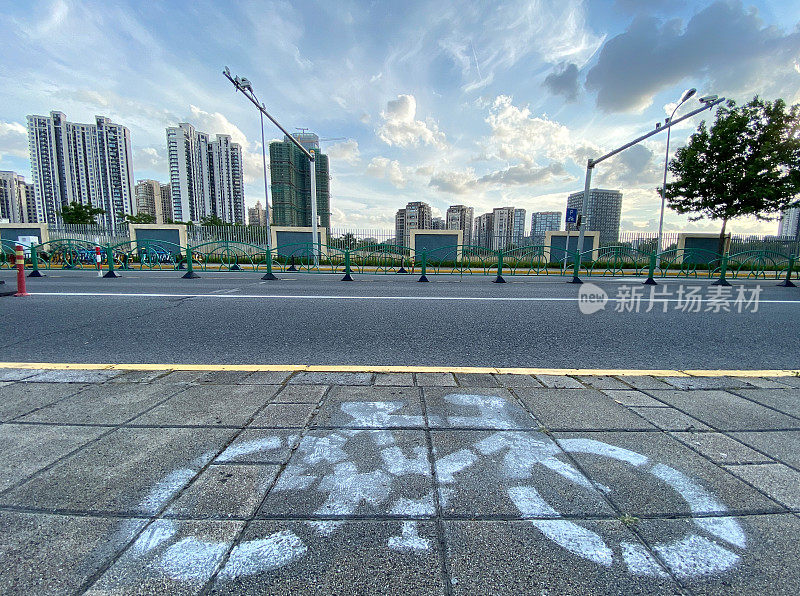 有自行车标志的城市道路。