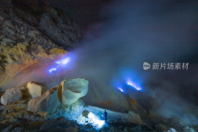 工人工作的山和吸烟的山早上在卡瓦伊真火山东爪哇印度尼西亚与银河夜空的背景