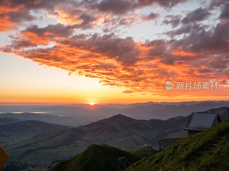 日出时的阿彭策尔兰山脉，瑞士阿尔卑斯山